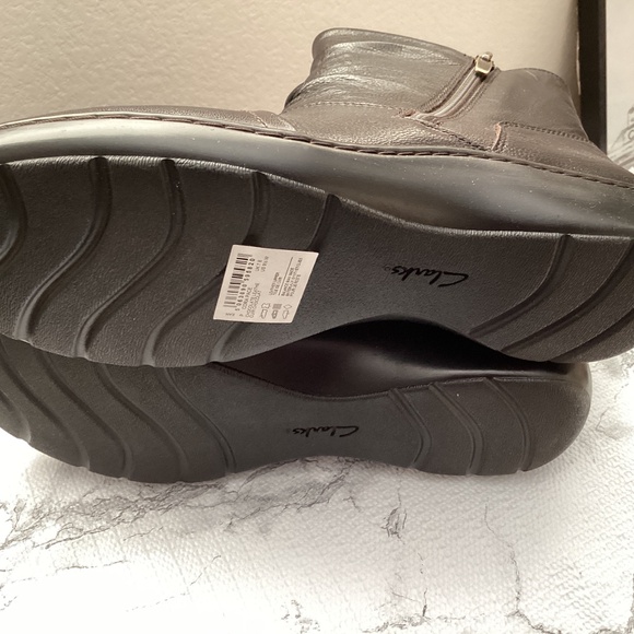 Clarks Booties NIB size 9.5W - Picture 6 of 10